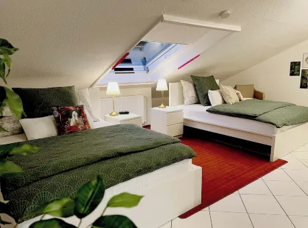 Spacious, quiet, A/C , Espresso machine, 2 queen beds, 50” Netflix TV, Отели в г. Арберген