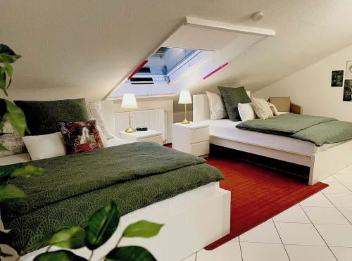 Spacious, quiet, A/C , Espresso machine, 2 queen beds, 50” Netflix TV, Hotels in Aarbergen