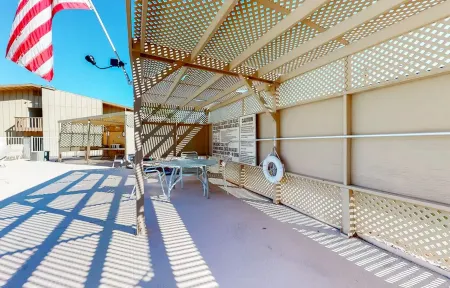 Palm Desert Condo. Near Tennis Gardens, Public Golf, Dog Park. EZ on the Wallet! Отели рядом с достопримечательностью «Палм-Дезерт Палмс»