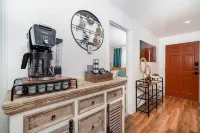 Melrose 2 BR w/ large kitchen + fireplace + patio - 3-Star