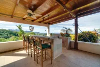 Exclusive 5 Bedroom Rainforest Retreat, Ocean/ Mountain View’s /sleeps 12