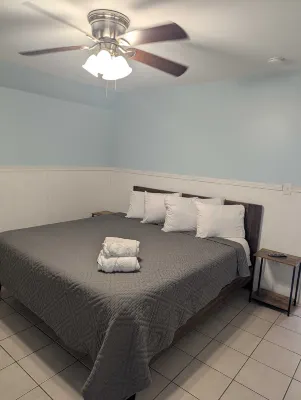 Ground Floor Suite with Modern Amenities - Charming Coastal Haven Hotels in Garden City