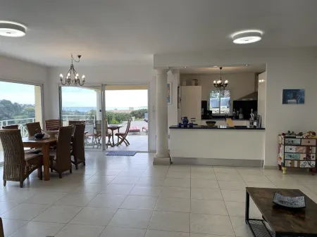 Well-kept apartment with garden, sea view, in a closed, quiet area. Domain, pools, tennis.