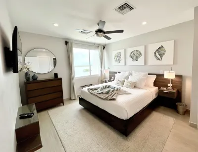 3 Bed Condo, 5th Floor PENTHOUSE views! 2 Kitchens, 2 Living areas & 2 Balconies