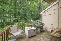 Poconos Getaway★Modern Renovated Lakeside Home★Pool 3 Bed 2.5Bath Crested Falcon