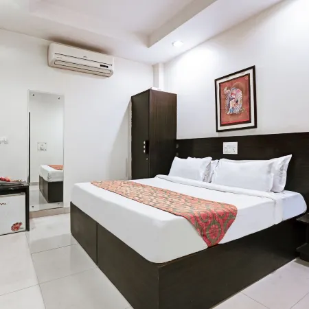 Hotel Amby Inn by Quadis - Lajpat Nagar Отели рядом с достопримечательностью «Станция метро Moolchand»