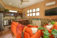 Charming 1 Bedroom: Bougainvillea Suite