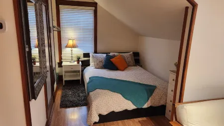 "Sunny Studio Retreat, Steps from Downtown" Отели в г. Эверетт