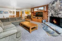 Cozy & Spacious 2 bedroom condo with Business Wifi