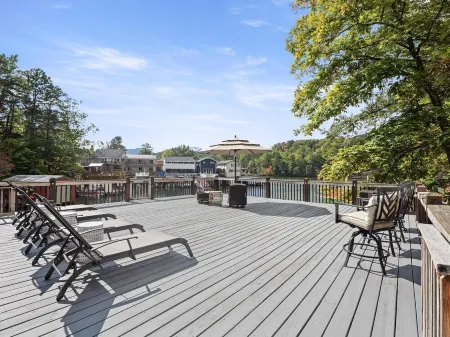 Stunning Lakefront Home in peaceful cove on Lake Lure! Отели рядом с достопримечательностью «Lake lure»