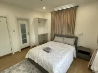 Serene Gated 7-Guest Townhome with gym Hotel di Adenta Municipality