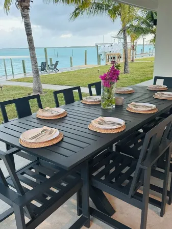 Oceanfront 5-bedroom 3-bath house with 50' Dock & optional 6 seater golf cart Отели в г. Great Abaco