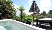 Whenua Apartment with Spa Pool minutes from Surf Breaks Hotel a Raglan
