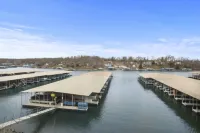 GORGEOUS LAKEFRONT condo with BEACH, 2 pools, and AMAZING views! Hotel a Osage Beach