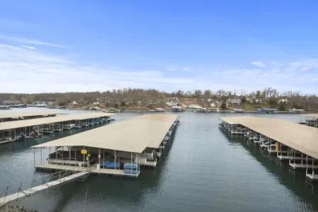 GORGEOUS LAKEFRONT condo with BEACH, 2 pools, and AMAZING views! Отели в г. Осейдж-Бич