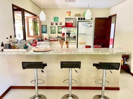 Praia do Forte, cozy house with 4 bedrooms, swimming pool, wi-fi and gourmet area,