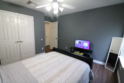 Beautiful and Spacious 3bd/2bth House close to Airport and Downtown Hotels near St Gregory the Great Church
