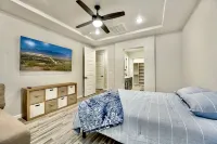 Modern 3-Bedroom Villa with Jacuzzi and Gym โรงแรมใน