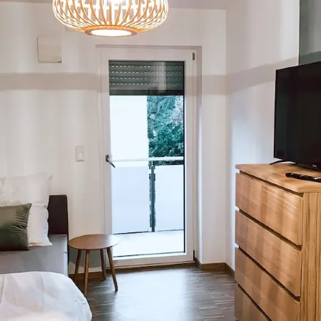 Stylisch Modern -2-4 Personen - Parkplatz -wlan Netflix