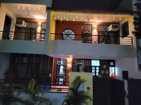 Tranquil Riverside Elegance: Luxury Retreat with Captivating Views by the Ganges