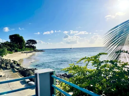 Cozy condo - stone throw away from the beach ! Отели в г. Холтаун