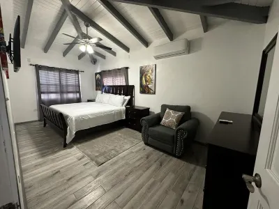 Cozy cottage - New Build, 10 minutes from the beach!