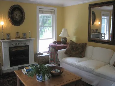 Charming, river front compound Отели рядом с достопримечательностью «Tapping Reeve House and Law School»