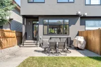 Modern family-sized house close to 17th Ave and downtown Hotels in Southwest Calgary