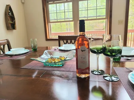 Game Room, Fire Pit, Close to Hiking& Skiing, Quiet St., Fall in the Mountains