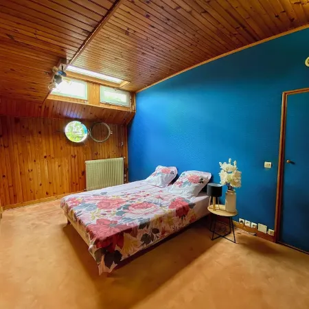 Cosy and convivial houseboat