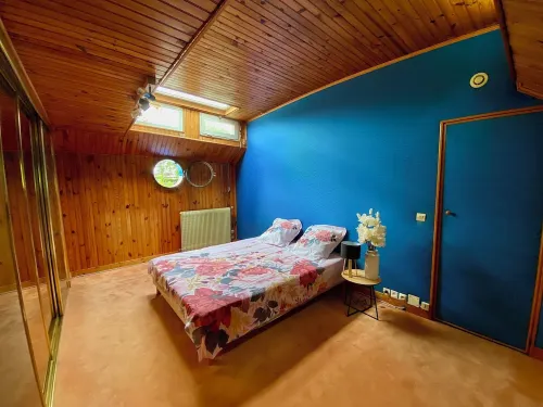 Cosy and convivial houseboat