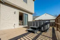 Hot Tub-Pet Friendly-King Bed-Fenced -table tennis Hotels near Westpointe Plaza Drive