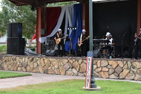 Quaint rural downtown community close to springs, 3 rivers, biking & equestrian