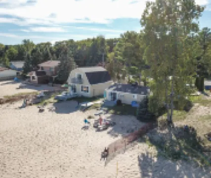 Beach Club of Oscoda - the Lakeshore Cottage