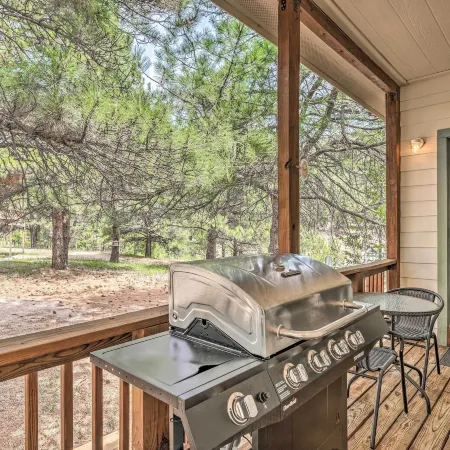 Charming Cloudcroft Cabin w/ Deck & Mtn Views
