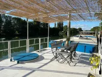 Cosy and convivial houseboat فنادق في تورسی