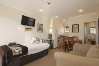 Big Five Motel Hotels in Longburn