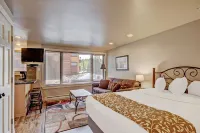 Winter Ski-in Out Studio Sleeps 4, Steps to Historic Main St - Parkering