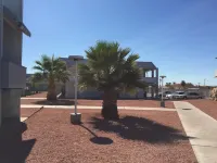 EZ 8 Motel Airporter - Motels