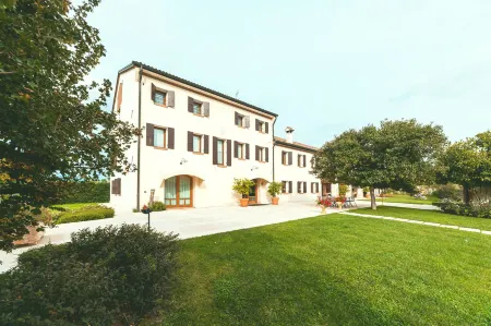 Col Delle Rane Отели в г. Монтебеллуна