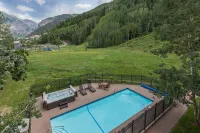 Slopeside Paradise Penthouse at Lift 7, Views, Fireplace, Deck, Hot Tub Condo Hotel di Telluride
