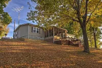 Captivating Cadiz Hideaway w/ Deck on Lake Barkley - 3-Sterne