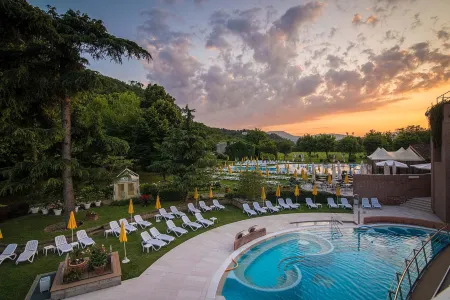 Terme Preistoriche Resort & Spa Отели рядом с достопримечательностью «Oratorio della Madonna Nera»