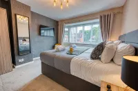 Modern 5 Bed House in Solihull, Close to the NEC, Airport and Solihull Town - Parking - 停車場
