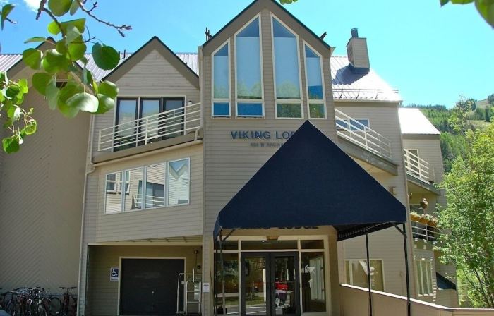 Chic, Modern - Walk Anywhere Viking Lodge 206 Condo