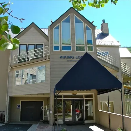 Chic, Modern - Walk Anywhere Viking Lodge 206 Condo