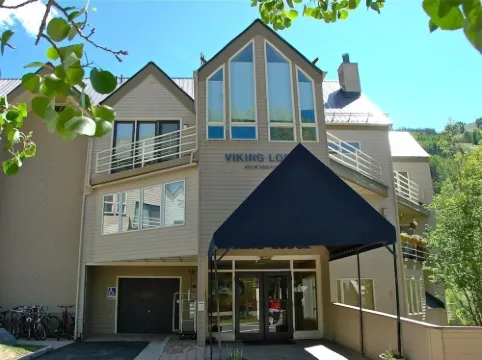 Chic, Modern - Walk Anywhere Viking Lodge 206 Condo