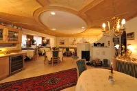 Hotel Garni Concordia - Dolomites Home - breakfast