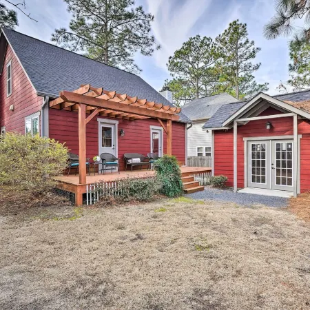 Cozy Southern Pines Retreat 1 Mi to Downtown!