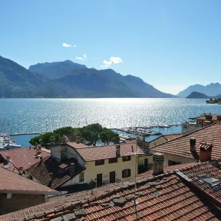 Beautiful view of the lake and mountains, free WiFi, calm.
